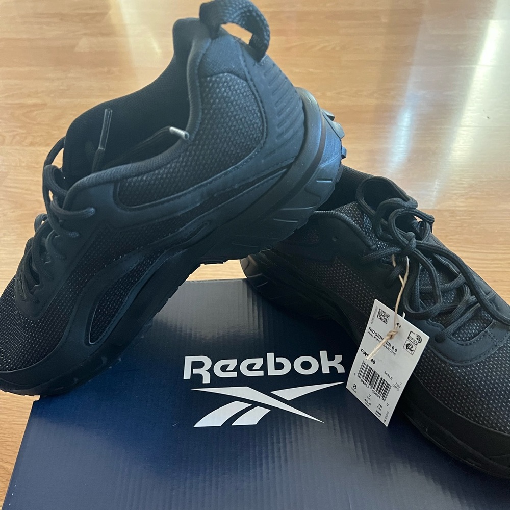 ATHLETIC REEBOK TRAINING SNEAKERS